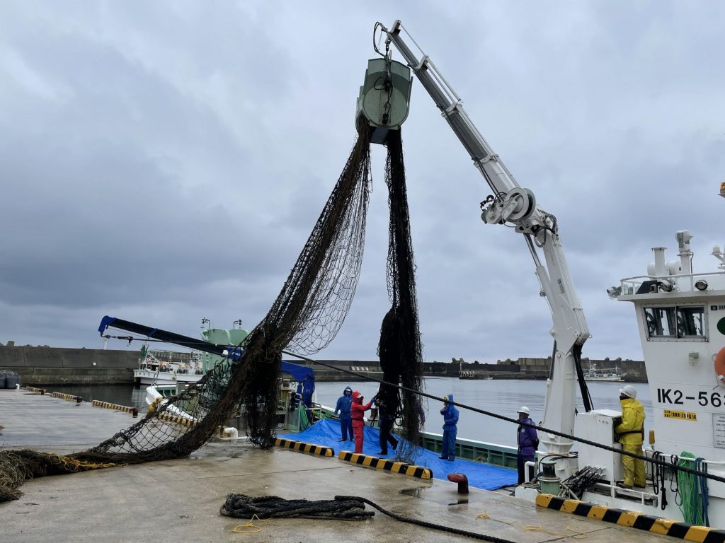 沖漁場道網積込み作業